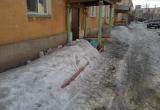 «Когда всё это уберут?!»: жители улицы Комсомольской в Сатке просят очистить придомовую территорию от наледи 