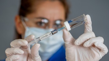 «Продолжаем прививаться»: в Саткинский район поступило 600 доз вакцин от коронавируса 