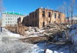 «Станет историей»: в Бакале идёт демонтаж здания, в котором раньше располагалась детская больница 