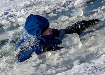 Проваливаетесь под лёд: что делать? 