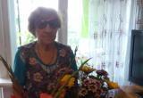 Жительница Бакала Татьяна Костунова, которая в годы войны работала в тылу, принимает поздравления с 95-летием 