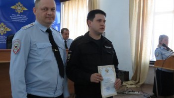 В Сатке полицейским Николаю Трапезникову и Ровшану Мамедову, которые спасли людей при пожаре, вручили награды 