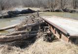 «Дорога жизни»: жители Саткинского района просят отремонтировать мост, по которому удобно было добираться до садов 