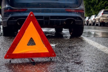 «ДТП на улице Кирова»: в Сатке водитель автомобиля протаранил крыльцо магазина 
