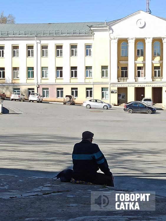 Поставьте лавочки, не издевайтесь над пожилыми людьми! Поставьте лавочки, не издевайтесь над пожилыми людьми!