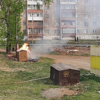 «Когда же их, наконец, снесут?!»: в Саткинском районе снова горела бесхозная постройка 