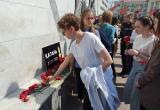 В память о жертвах трагедии в Казани в Сатке установлена мемориальная доска