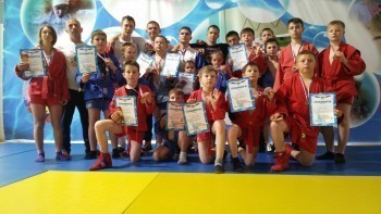 «Боролись и побеждали»: самбисты Саткинского района приняли участие в первенстве, посвящённому Дню защиты детей 