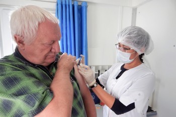 «Прививка с доставкой»: в Саткинском районе началась выездная вакцинация о коронавируса  