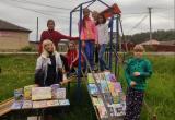 «Интересное занятие»: жители Саткинского района проводят свободное время за чтением книг на свежем воздухе 