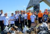  «Управились за 1,5 часа»: волонтёры очистили от мусора территорию «Серпа и молота» в Сатке 
