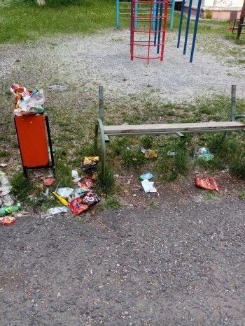 «Детектив» с душком»: в Сатке детская площадка «утонула» в мусоре из-за споров коммунальщиков