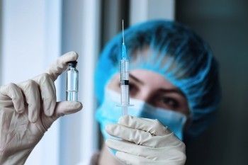 «Отвечаем на ваши вопросы»: какой вакциной от коронавируса сегодня прививают жителей Саткинского района 
