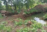  «А если кто-то туда упадёт?!»: бакальцев возмущают заполненные водой ямы рядом с жилыми домами 