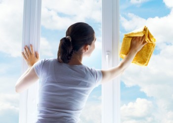 Как мыть окна в квартире и на балконе без разводов