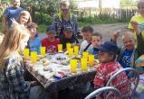 «Как одна семья»: живущие по соседству бакальцы построили для детей площадку и вместе отмечают праздники 