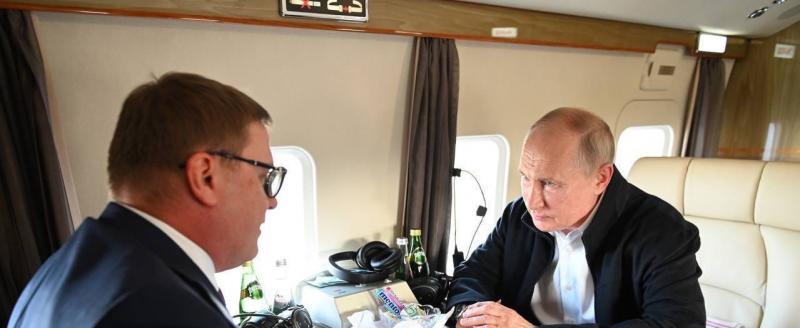 Алексей Текслер (слева) общается с Владимиром Путиным 