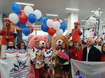 «Добро пожаловать домой!»: ватерполисток из Златоуста, вернувшихся с Олимпиады, торжественно встретили в аэропорту 