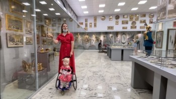 «Большое путешествие маленькой колясочки»: уроженцы Саткинского района инициировали интересный проект 