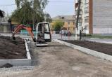 «Успеть до 1 сентября»: в Сатке продолжается реконструкция территории около школы № 13