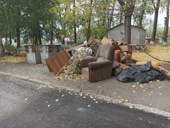 «Про деньги и стулья»: должны ли жители Саткинского района дополнительно оплачивать вывоз старой мебели? 