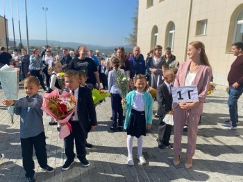 «В классы - без мам и пап»: сегодня саткинские школьники празднуют День знаний в особых условиях 