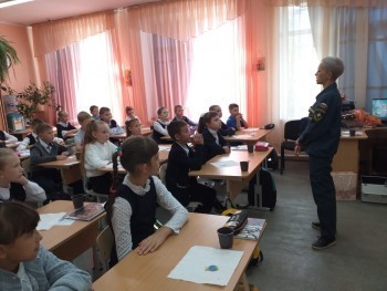 «Важный визит»: огнеборцы и представители добровольного пожарного общества побывали в школах Саткинского района 