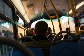 «Мало пассажиров»: в Бакале снова отменили автобусные рейсы 