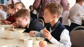 «Стало красиво»: учащиеся и сотрудники школы Бердяуша теперь обедают в отремонтированной столовой 