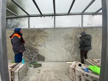 Московские художницы оформляют мозаикой ещё одну остановку в Сатке 