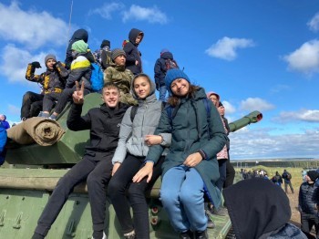 Школьники из Саткинского района побывали на Уральском танковом фестивале «Броня Танкограда»