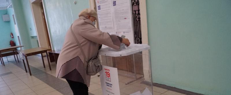 Жительница Бакала голосует на избирательном участке, который расположен во Дворце культуры горняков 