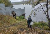 «Собрали более 10-ти мешков»: работники Саткинского чугуноплавильного завода очистили от мусора берег пруда