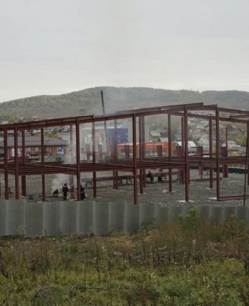 «Монтируется каркас здания»: строительство физкультурно-оздоровительного комплекса с крытой ледовой ареной в Саткепродолжается
