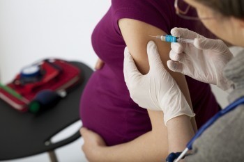В Саткинском районе начнут прививать от коронавируса и гриппа беременных женщин