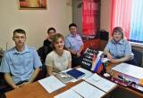 Сотрудники кадровой службы ОМВД России по Саткинскому району принимают поздравления с праздником 