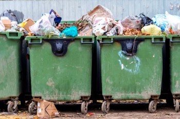 «Ветер разносит мусор»: жители Сатки интересуются, почему мусорных баков во дворе дома стало меньше 