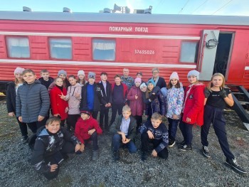 «Встреча на железной дороге»: саткинские школьники побывали в пожарном поезде и пообщались с огнеборцами 