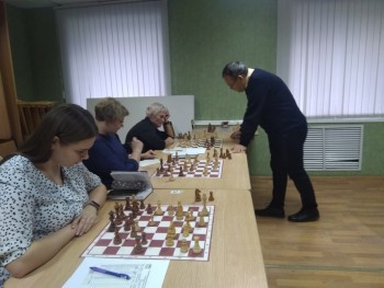 Педагоги Саткинского района сыграли в шахматы с директором клуба «Вертикаль» Амиром Гилязовым 