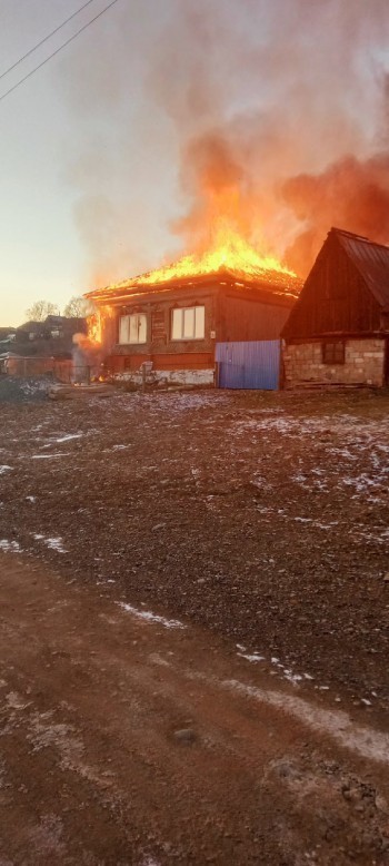 Прямо сейчас в Бакале горит жилой дом 