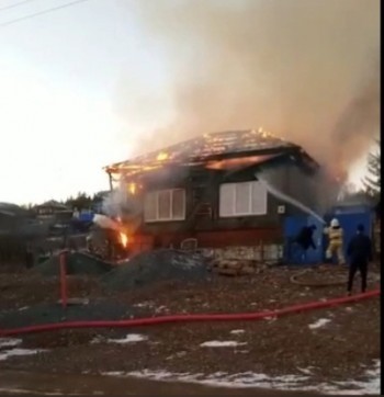 «Нужна помощь!»: огонь оставил без крыши над головой многодетную семью из Бакала 