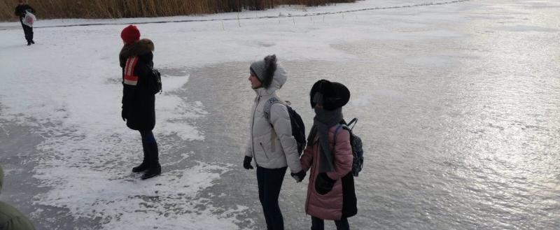 «Чуть не случилась беда»: в Сатке замечены дети, играющие на льду водоёмов