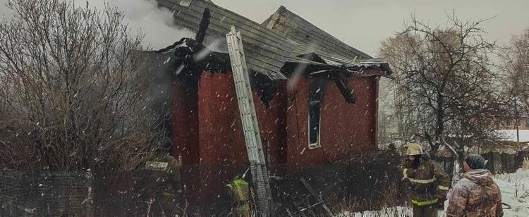 «Соболезнуем!»: пожар, произошедший в Рудничном, оставил без отца и матери детей и без крыши над головой семью 