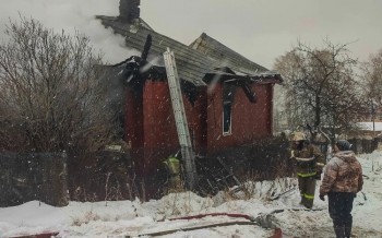 «Нужна помощь!»: пожар, произошедший в Рудничном, оставил без отца и матери детей и без крыши над головой семью 
