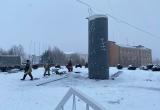 Фотофакт: в Сатке началась установка памятника Елене Образцовой 