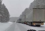 «Не могли проехать»: из-за снегопада на трассе М-5 «Урал» образовались пробки 
