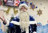 «Желаю предпраздничного настроения!»: глава Саткинского района Александр Глазков облачился в костюм Деда Мороза 