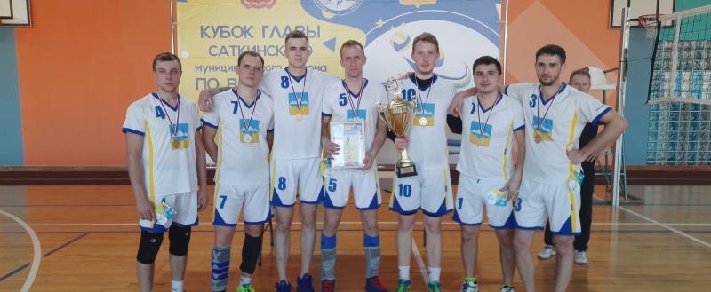 «Так держать!»: волейболисты из Саткинского района завоевали кубок 