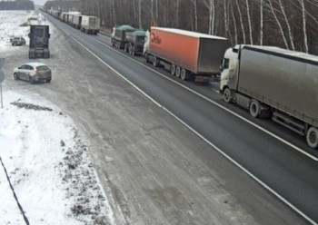 «Столкнулись 4 грузовика»: на трассе М-5 между Челябинском и Уфой образовалась большая пробка