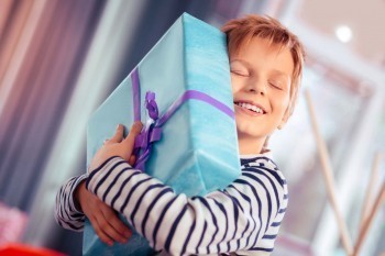 «С наступающим!»: юные жители Саткинского района продолжают получать новогодние подарки 